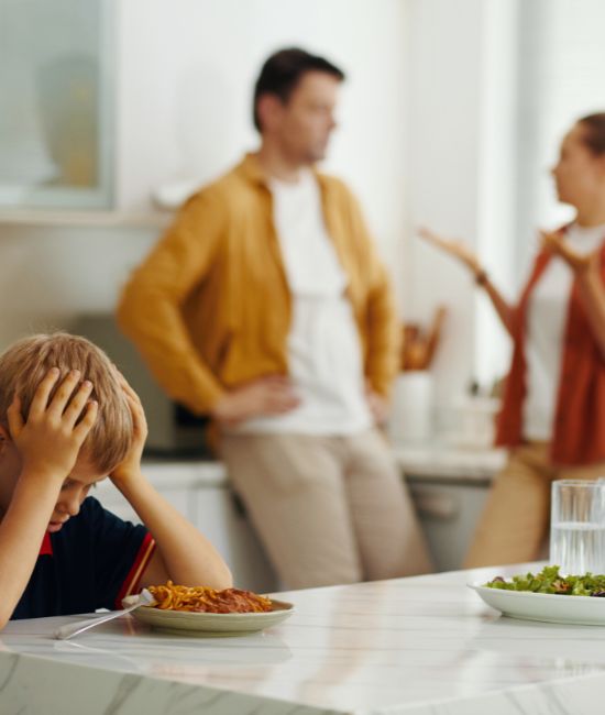 pais a discutirem sobre o filho