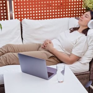 mulher fazendo hipnoterapia online