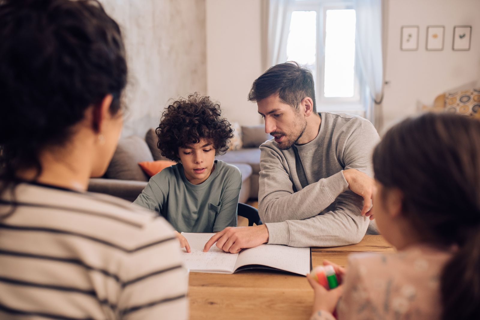 família estudando com filhos pequenos