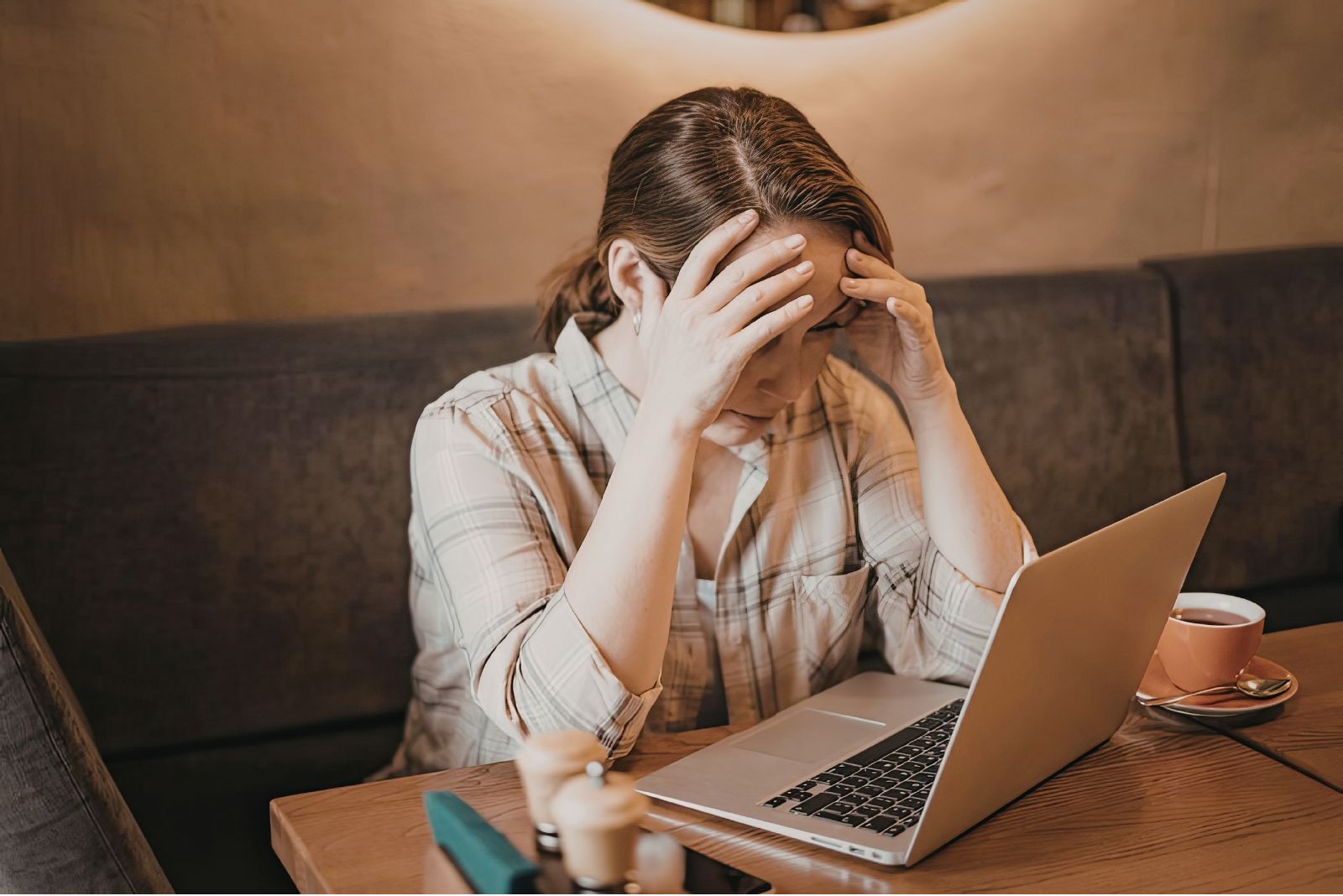 mulher com dificuldades em concentração