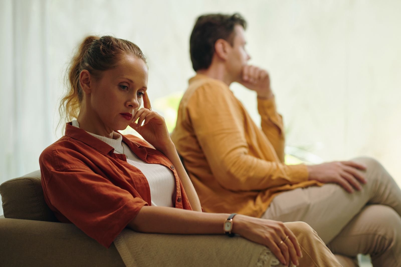 mulher com sentimento de culpa no relacionamento com o marido mulher com sentimento de culpa no relacionamento com o marido