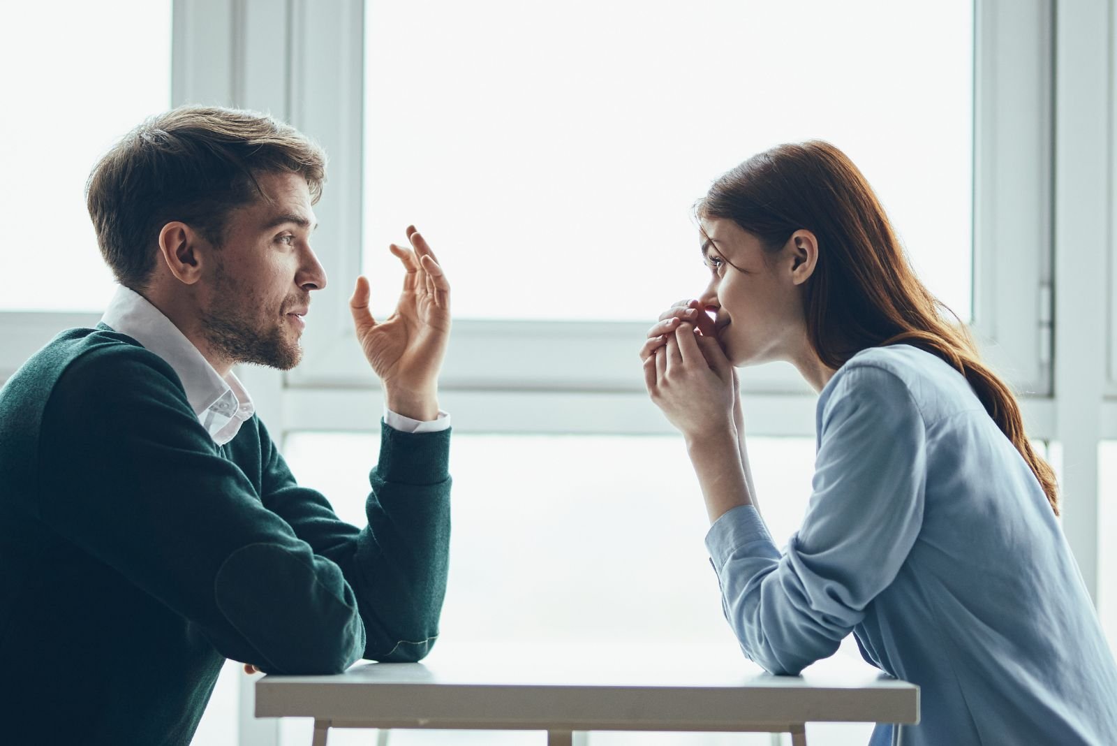 Casal em conversa séria durante um momento de ansiedade no relacionamento